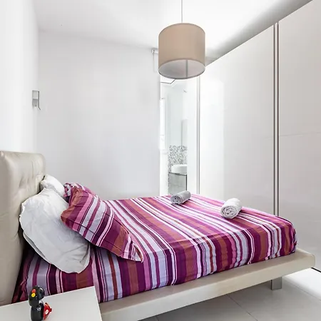 Guesthost - Bright Near The Beach! Apartment *