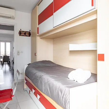 Guesthost - Bright Near The Beach! Apartment
